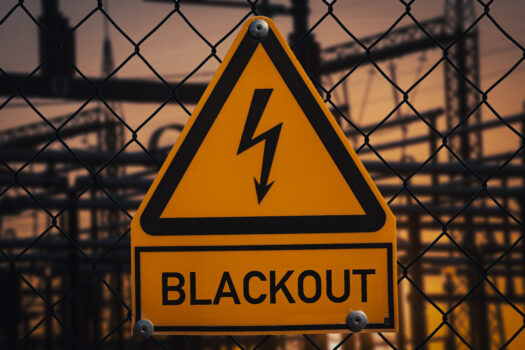 Ein dreieckiges Industrie-Warnschild mit der Aufschrift Blackout