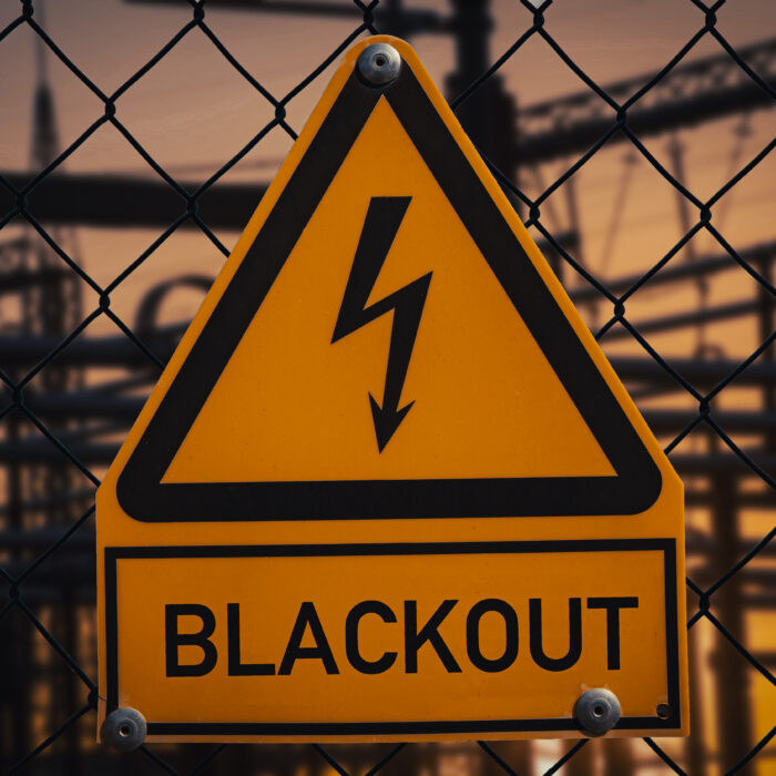 Ein dreieckiges Industrie-Warnschild mit der Aufschrift Blackout