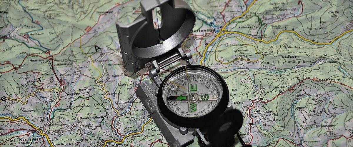 Extremsituation, Karte, Kompass, Krisenvorbereitung, Marschrichtung, Mindset, Navigation, Orientierung, Outdoor, Prepping, Routenplanung, Standortbestimmung, Survival, Überleben, Wandern, Wildnis